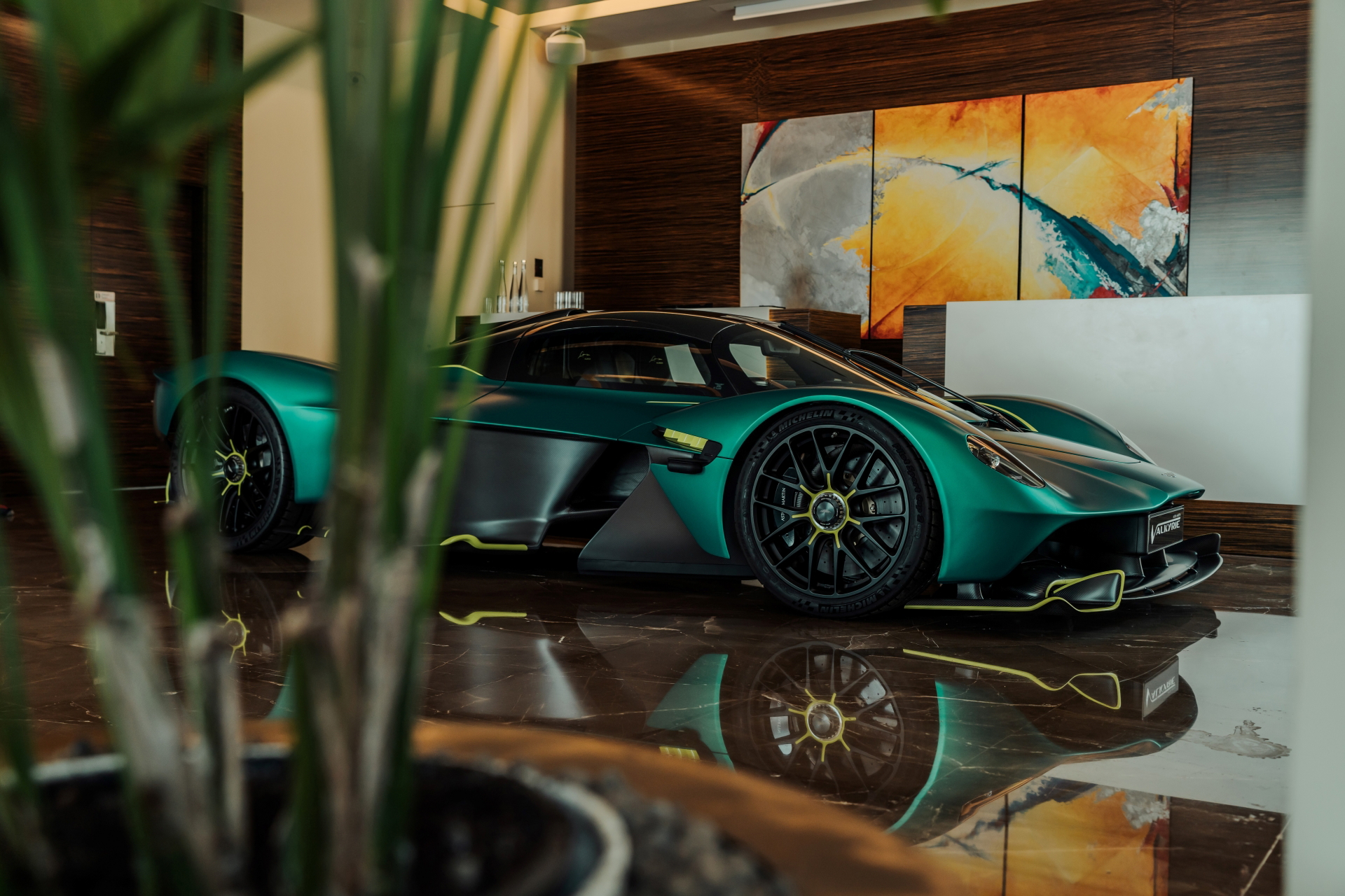 El Aston Martin Valkyrie en perfil, destacando su diseño aerodinámico.