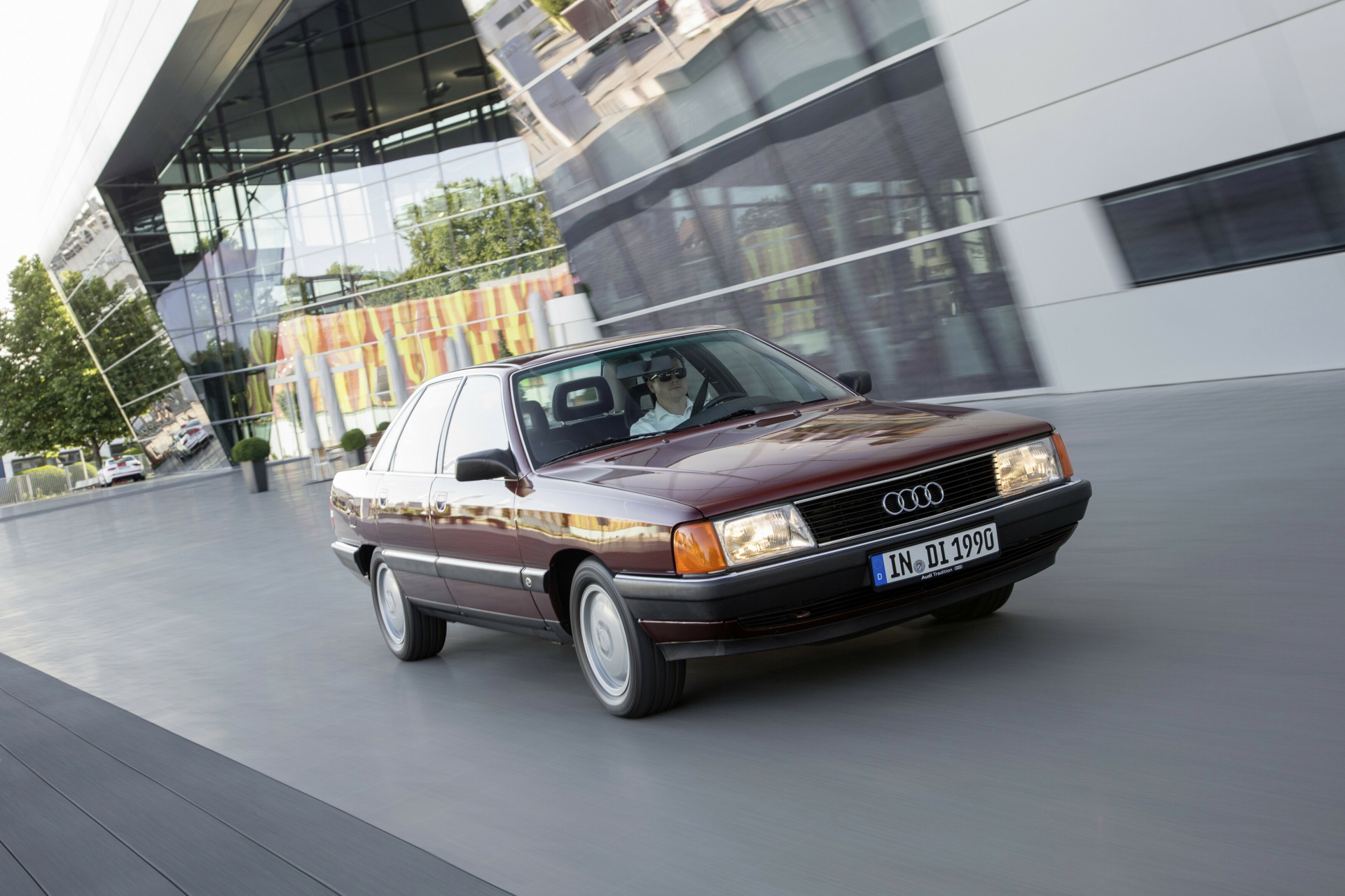 Audi icónico con motor de 5 cilindros, resonancia en la historia del rally y la industria estadounidense.