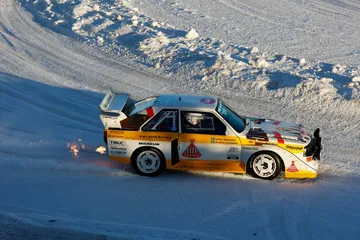 Audi Quattro en acción, desafiando terrenos adversos con su legendario motor de 5 cilindros.