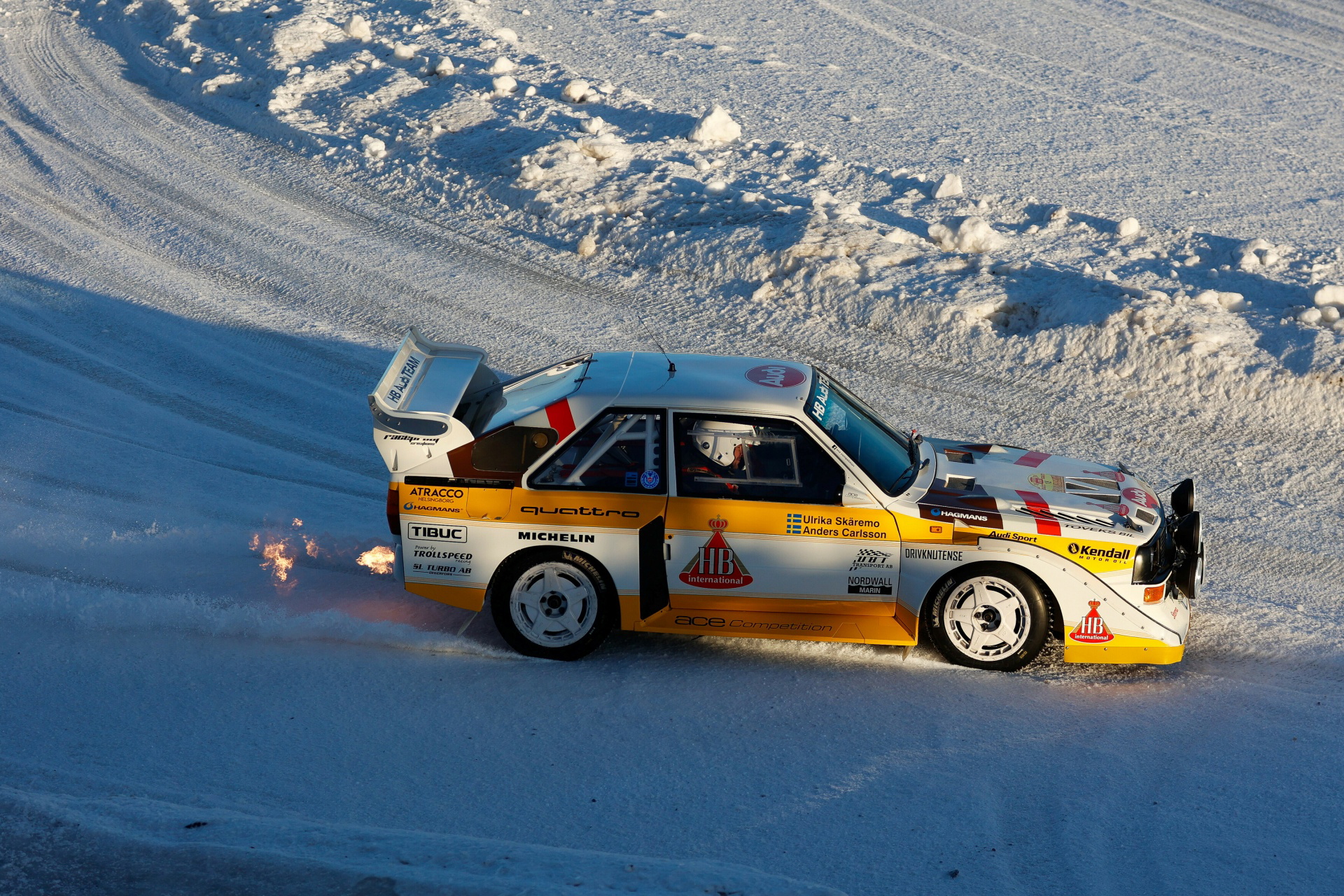 Audi Quattro en acción, desafiando terrenos adversos con su legendario motor de 5 cilindros.