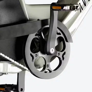 Detalle de la bicicleta Aventon Abound, enfoque en el mecanismo de pedaleo.