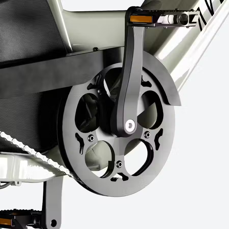 Detalle de la bicicleta Aventon Abound, enfoque en el mecanismo de pedaleo.