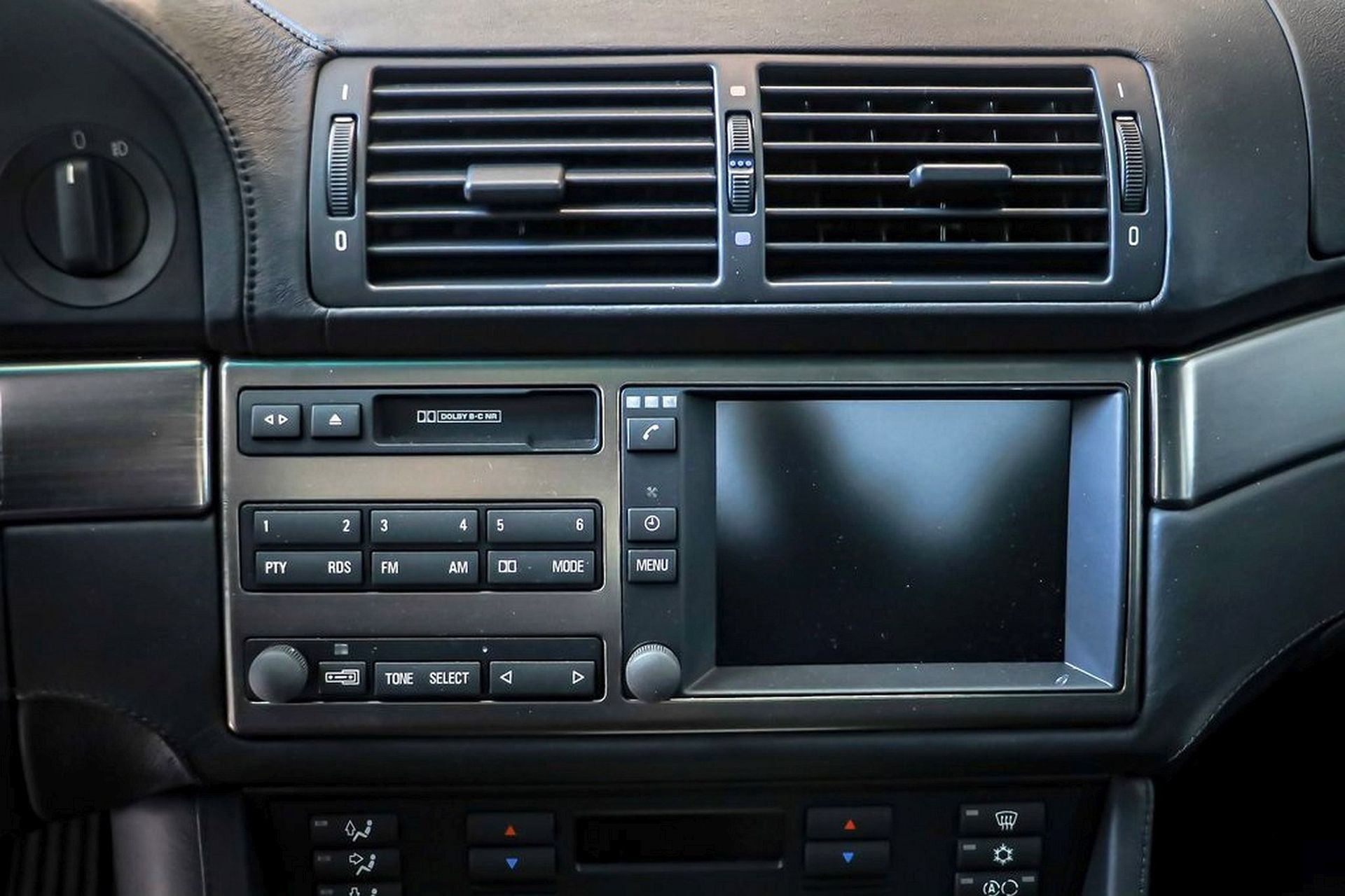 Detalle del sistema de climatización y audio del BMW M5 E39.