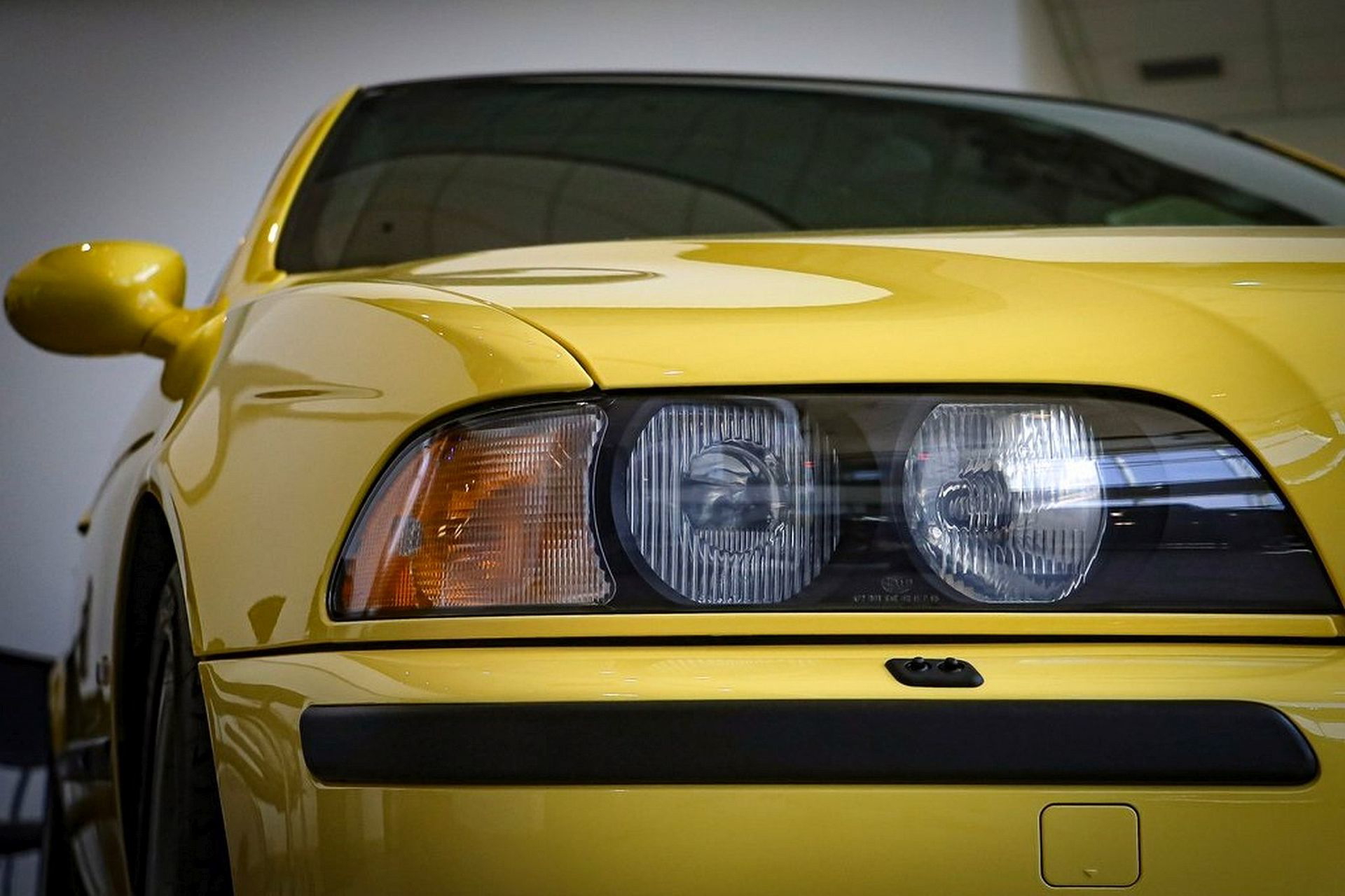Vista angular delantera BMW M5 E39 en tono amarillo