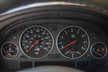 Clásico cuadro de instrumentos del BMW M5 E39, pura nostalgia alemana.