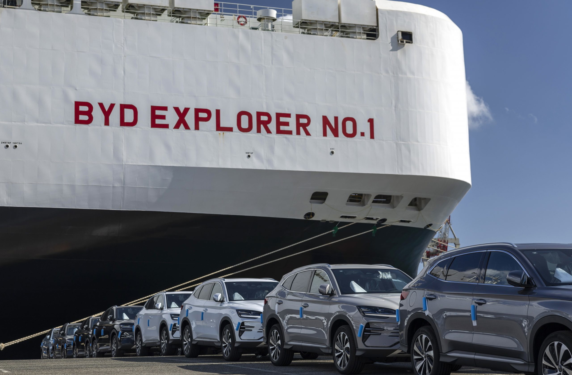 Flota de vehículos BYD listos para desembarcar en suelo europeo.