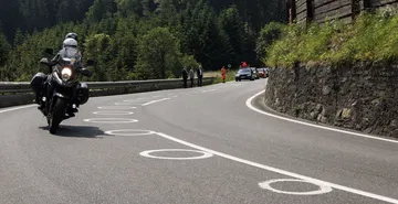 Novedosa señalización vial orientada a la protección de motoristas en curvas. Novedosa señalización vial orientada a la protección de motoristas en curvas.