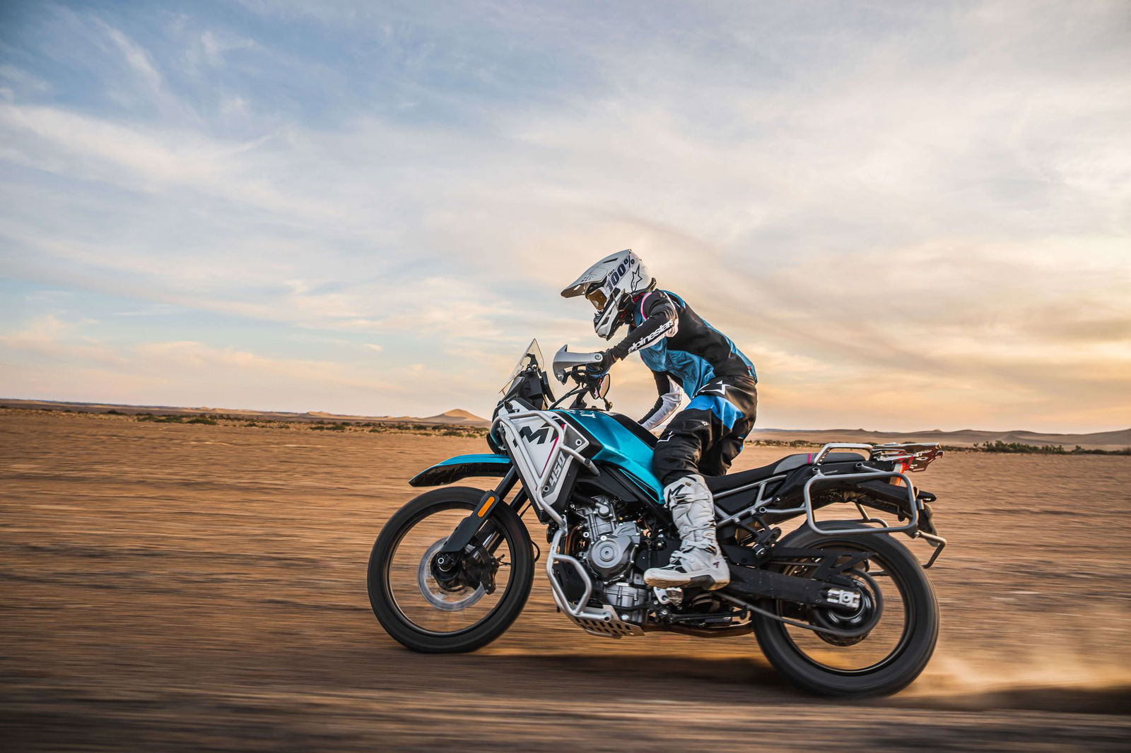 CFMOTO 450MT en acción, mostrando su diseño inspirado en KTM en terreno abierto.