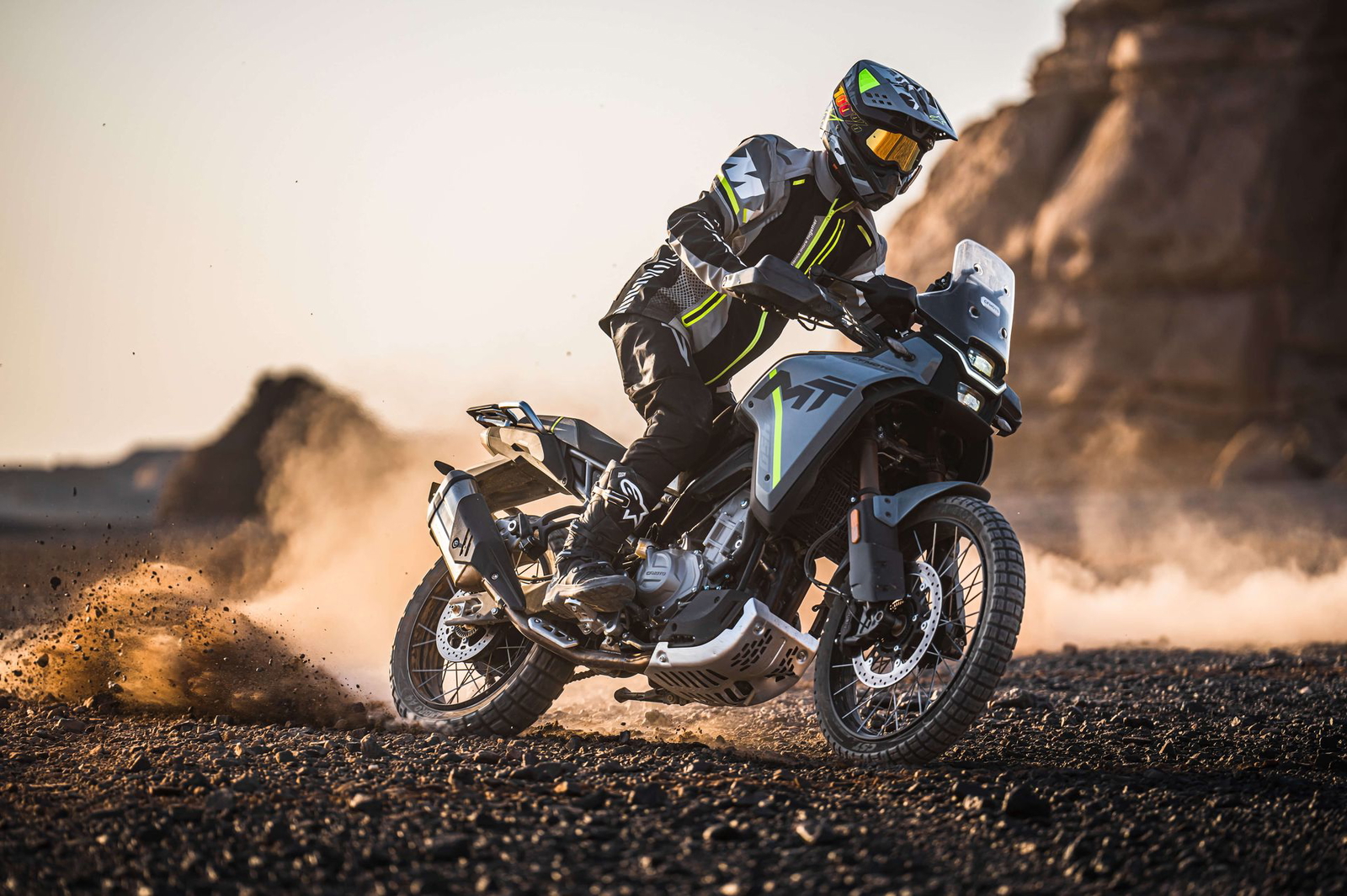 La CFMOTO 450MT muestra su perfil aventurero, ideal para los recién llegados al A2.