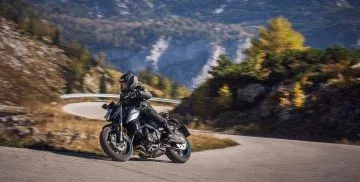 CFMOTO 650NK destacando su silueta naked y diseño agresivo. CFMOTO 650NK destacando su silueta naked y diseño agresivo.