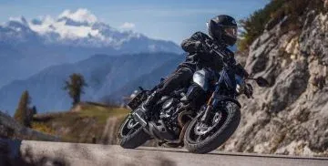 Vista lateral de la CFMOTO 650NK 2024 en acción, destacando su diseño naked. Vista lateral de la CFMOTO 650NK 2024 en acción, destacando su diseño naked.