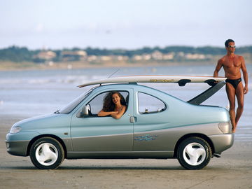 Citroën Berlingo con sistema de carga original y sillas de playa.