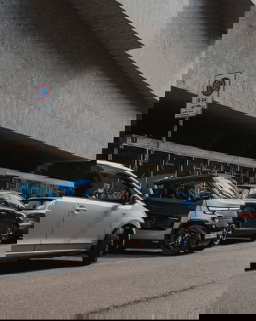 El City Transformer CT-2 exhibe su capacidad de estrecharse para estacionar.