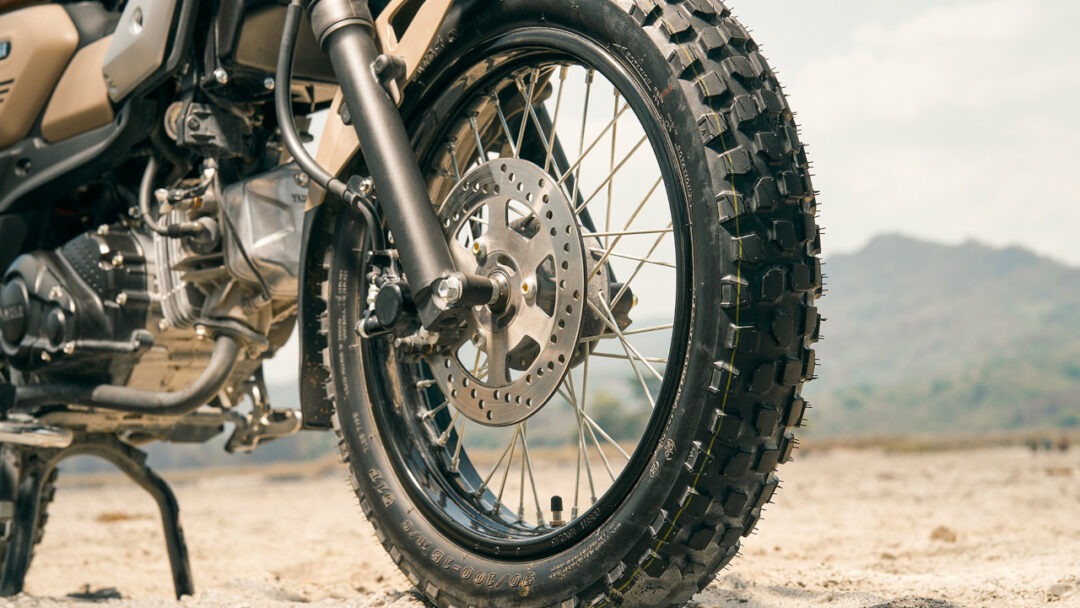 Vista lateral que muestra el diseño del neumático y chasis de la Yamaha.