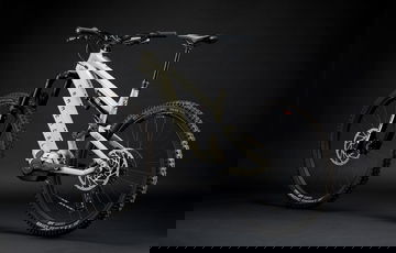 Ebike doble suspensión preparada competición 4x4, diseño robusto.