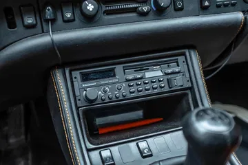 Imagen del sistema de audio e instrumentación auxiliar de un Porsche clásico.