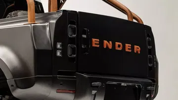 Detalle frontal del LAND ROVER ENDER DEFENDER 6x6, imponente y robusto.