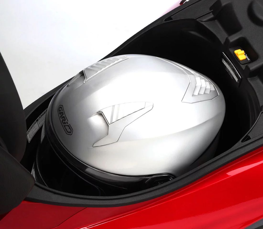 Primer plano del faro de la SYM Jet X 125, mostrando su diseño y acabados.