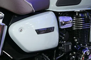 Vista cercana de la instrumentación con acabados y emblemas elegantes.