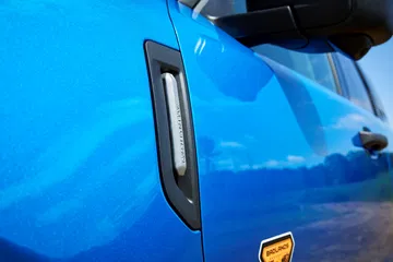 Vista cercana del mango de la puerta del Ford Bronco Sport 2025, realzando su diseño