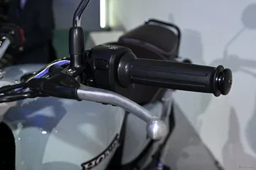 Vista cercana del manillar de una moto Honda de estilo retro.