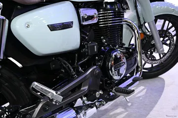 Vemos el motor de una motocicleta retro Honda, enfatizando su diseño clásico y elegancia.