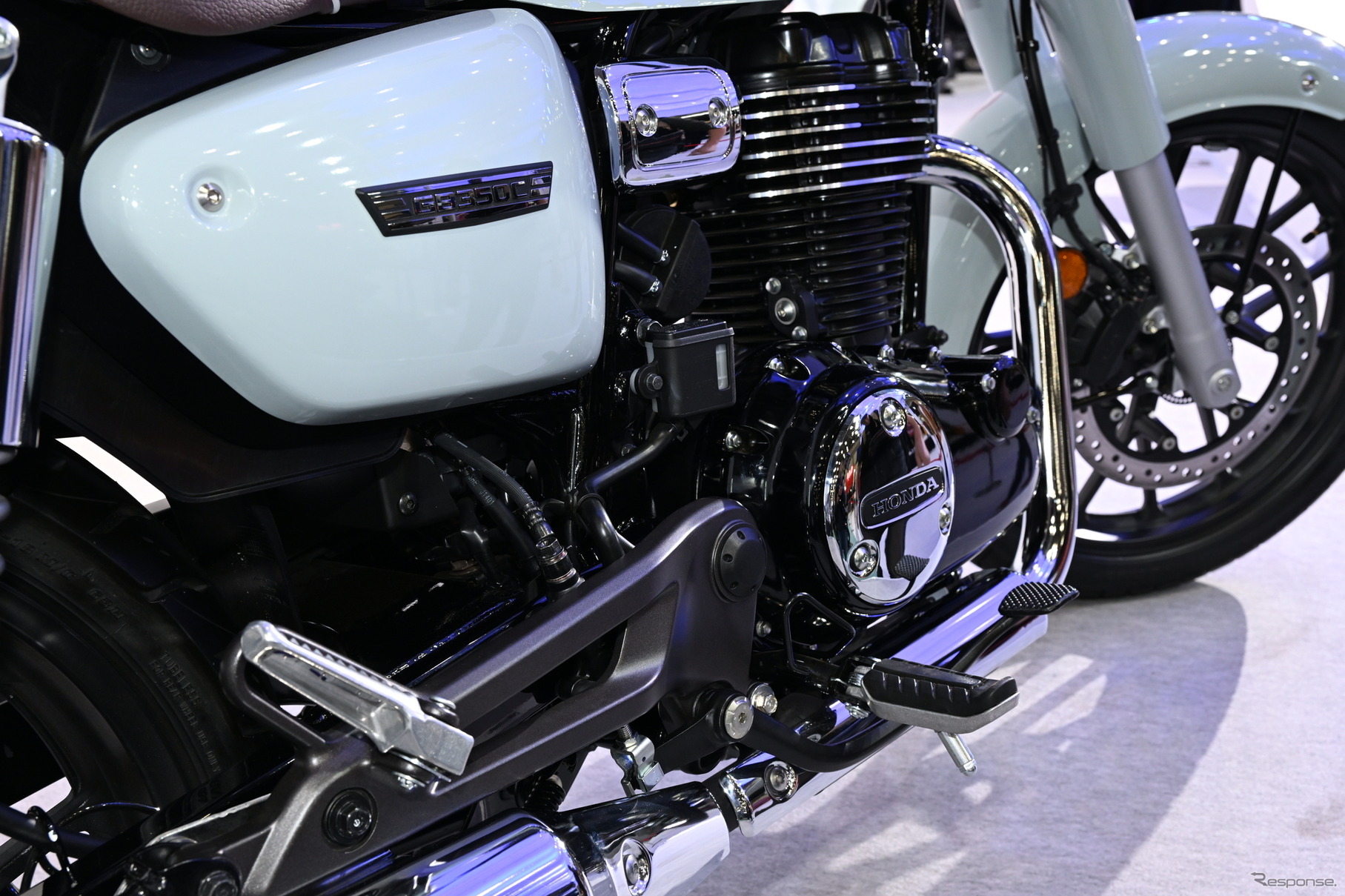 Vemos el motor de una motocicleta retro Honda, enfatizando su diseño clásico y elegancia.