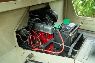 Vista del robusto motor Volvo con componentes claramente visibles