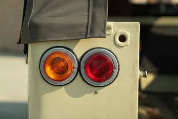 Piloto trasero característico de diseño robusto y funcional.