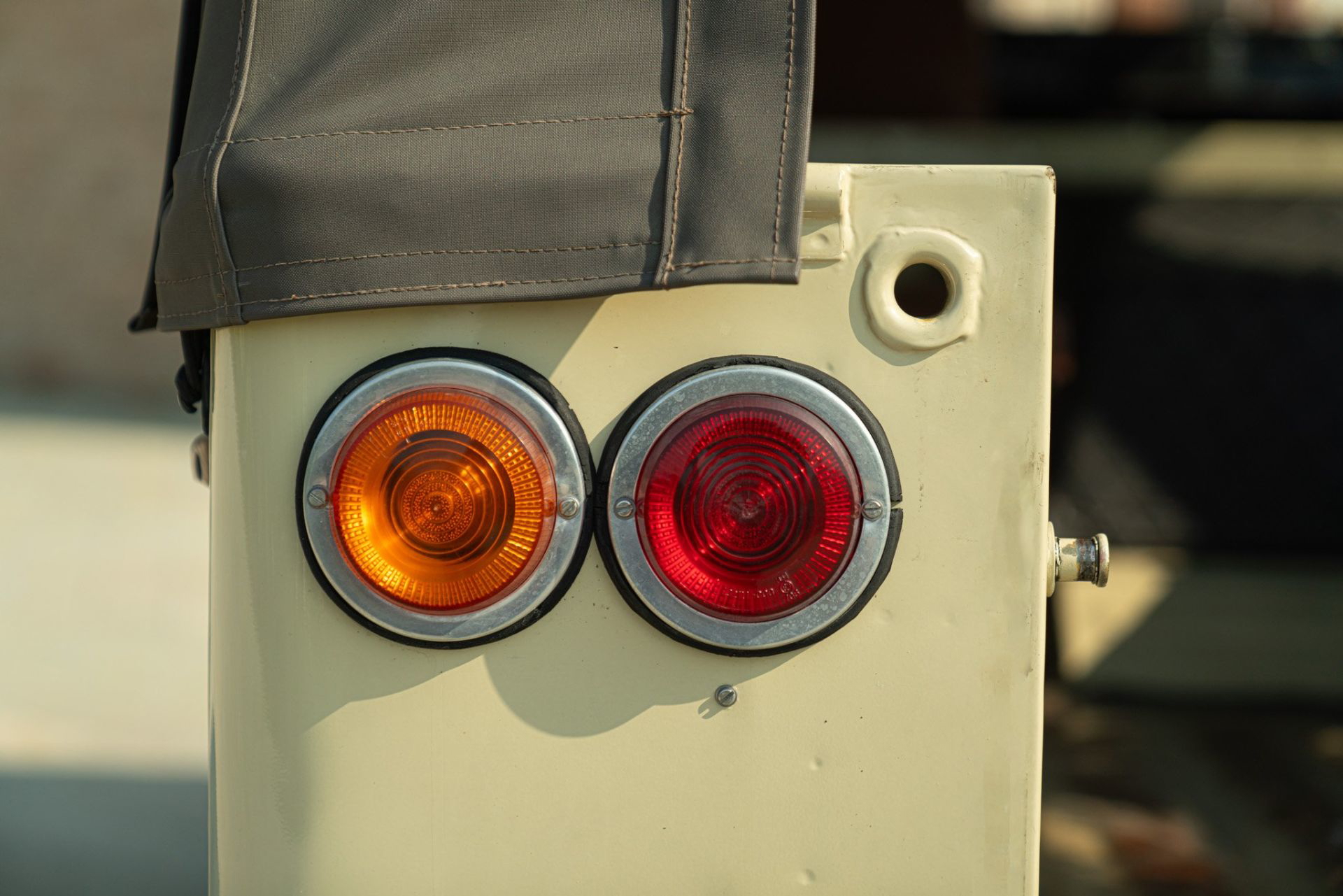 Piloto trasero característico de diseño robusto y funcional.