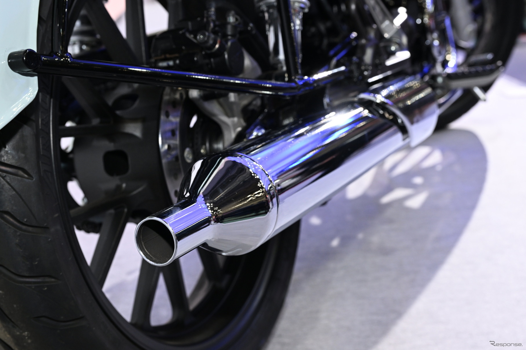 Silenciador cromado de moto Honda, reflejo de su calidad y estilo retro.