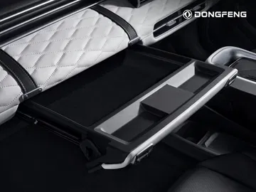 Vista de la consola central del Dongfeng Box 2024, acabados premium.