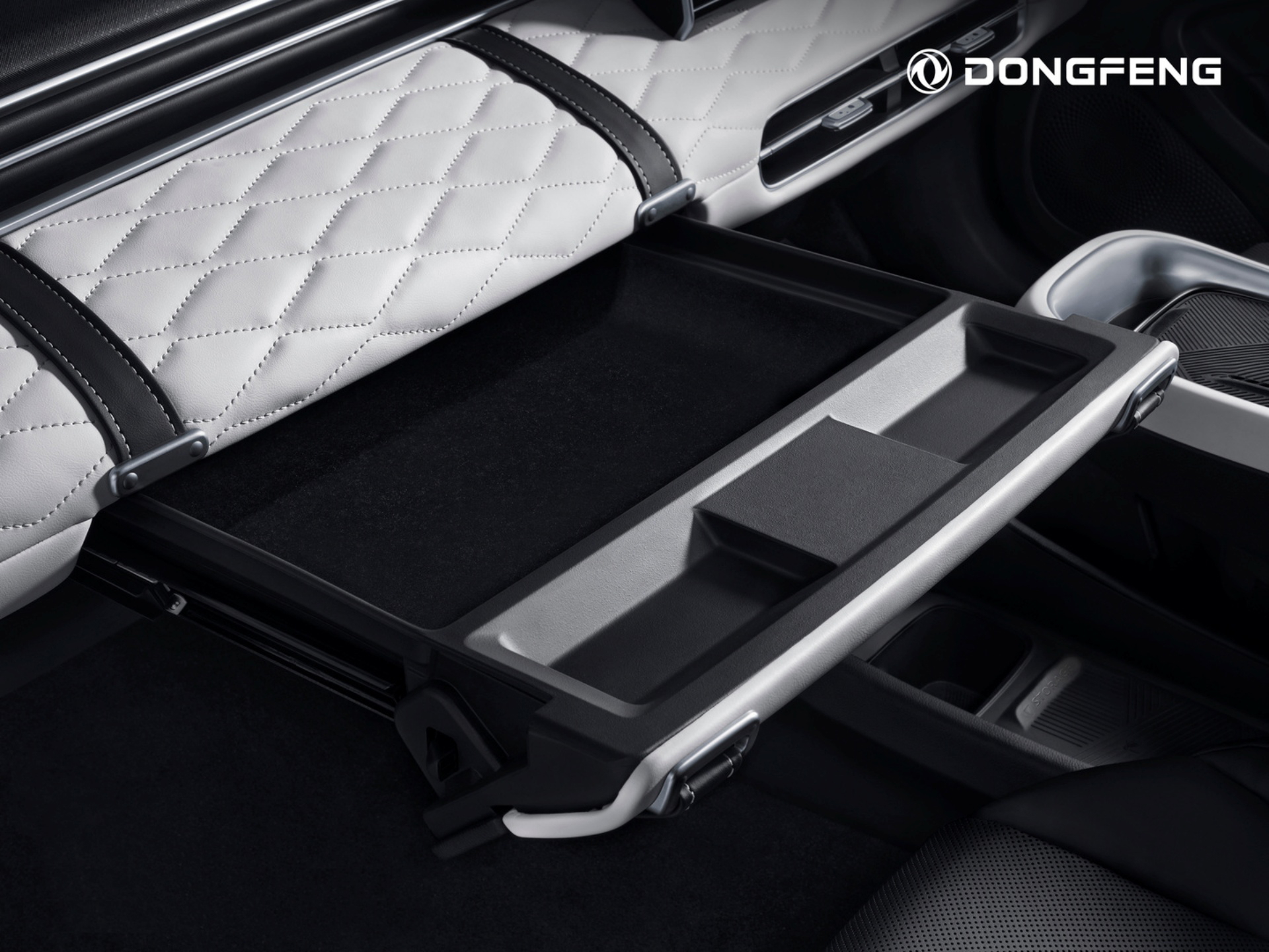 Vista de la consola central del Dongfeng Box 2024, acabados premium.