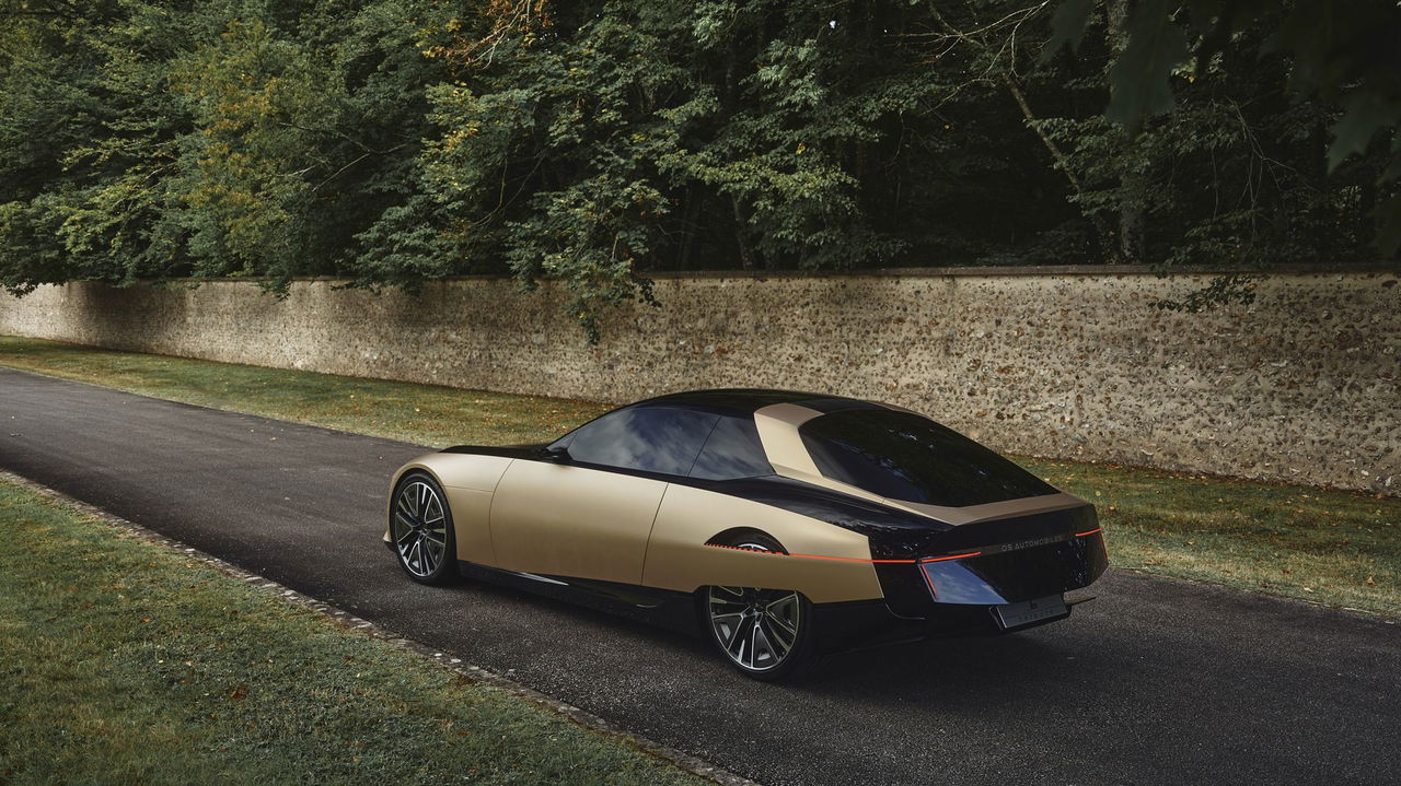 Nueva interpretación del Citroën SM en una escultura rodante futurista.