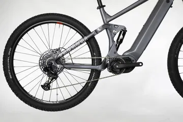 Novedosa e-bike MTB con aire SUV, ideal para aventuras otoñales.