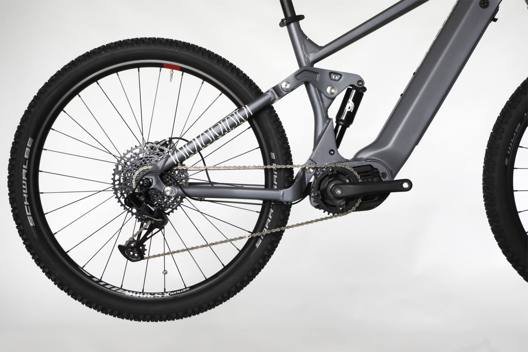 Novedosa e-bike MTB con aire SUV, ideal para aventuras otoñales.