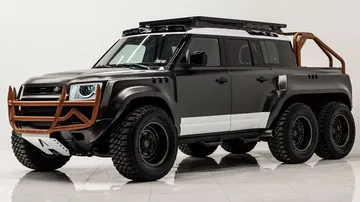 Land Rover 6x6 con capacidad todoterreno ampliada, listo para aventuras extremas.