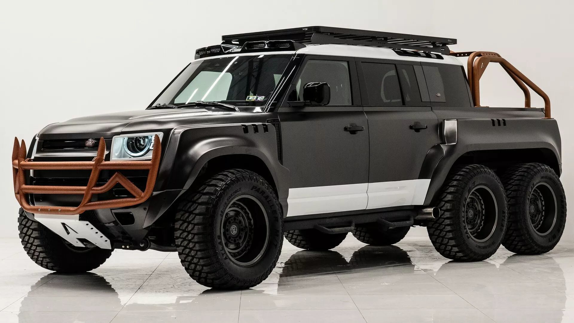 Land Rover 6x6 con capacidad todoterreno ampliada, listo para aventuras extremas.