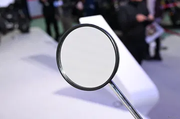 Elegante diseño retrovisor con acabado premium