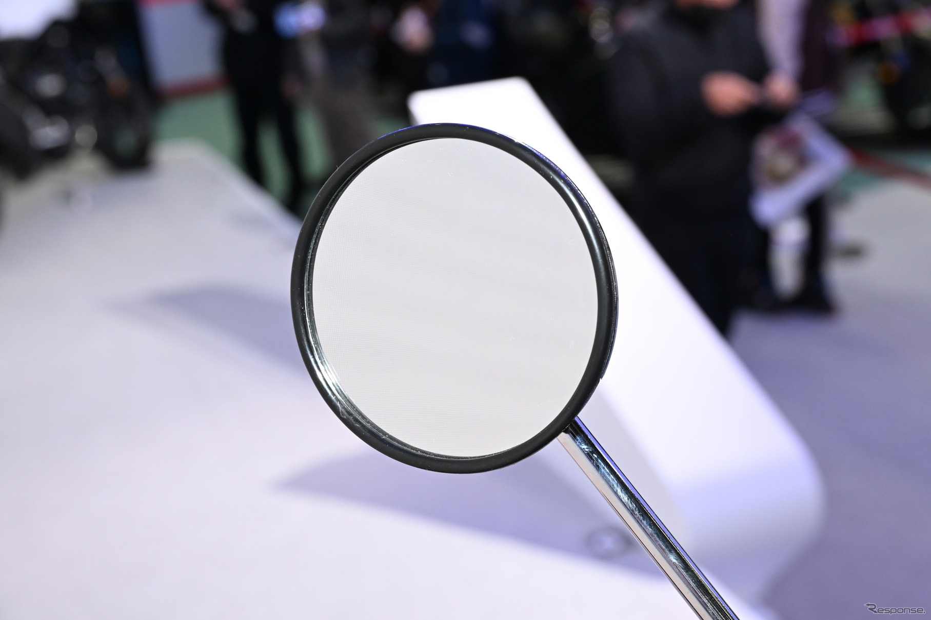 Elegante diseño retrovisor con acabado premium