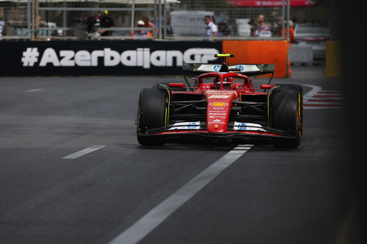 Monoplaza en acción durante los primeros libres del GP de Azerbaiyán