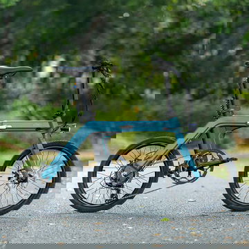 Bicicleta eléctrica plegable, diseño minimalista, ideal para la movilidad urbana.