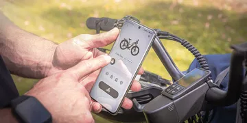 Vista cercana de la instrumentación digital de la bicicleta eléctrica Fiido Titan.