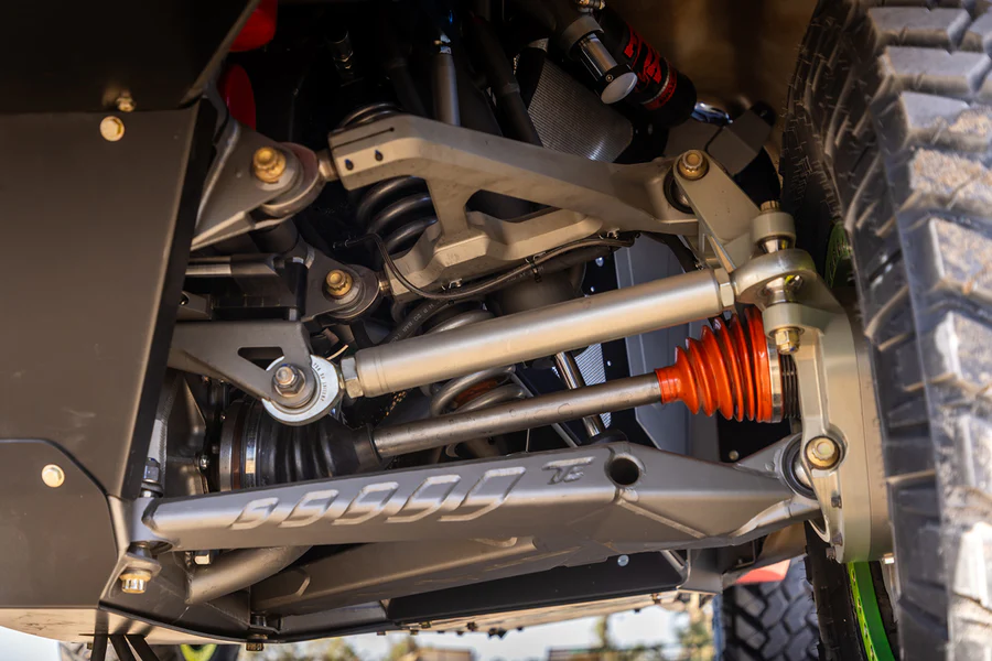 Vista de los robustos componentes traseros y laterales del Ford Bronco