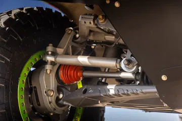 Vista cercana de la suspensión trasera modificada del Ford Bronco.