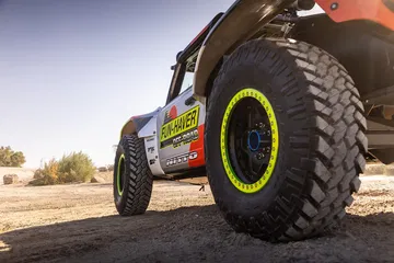 Vista parcial del Ford Bronco llamado El Bandito, destacando su perfil robusto y neumáticos de alto rendimiento.