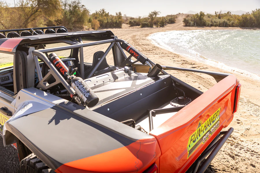 Ford Bronco 'El Bandito' muestra su potente trasera y perfil lateral.