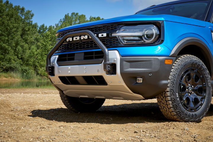Vista angular del Ford Bronco Sport 2025 mostrando su robustez y preparación para el todoterreno.