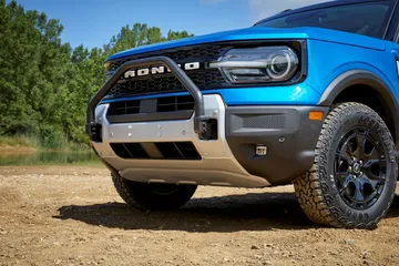 Vista angular del Ford Bronco Sport 2025 mostrando su robustez y preparación para el todoterreno. Vista angular del Ford Bronco Sport 2025 mostrando su robustez y preparación para el todoterreno.