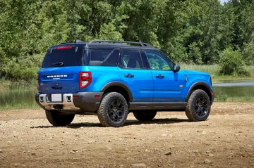 El renovado Ford Bronco Sport 2025 muestra su lateral robusto y aventurero.